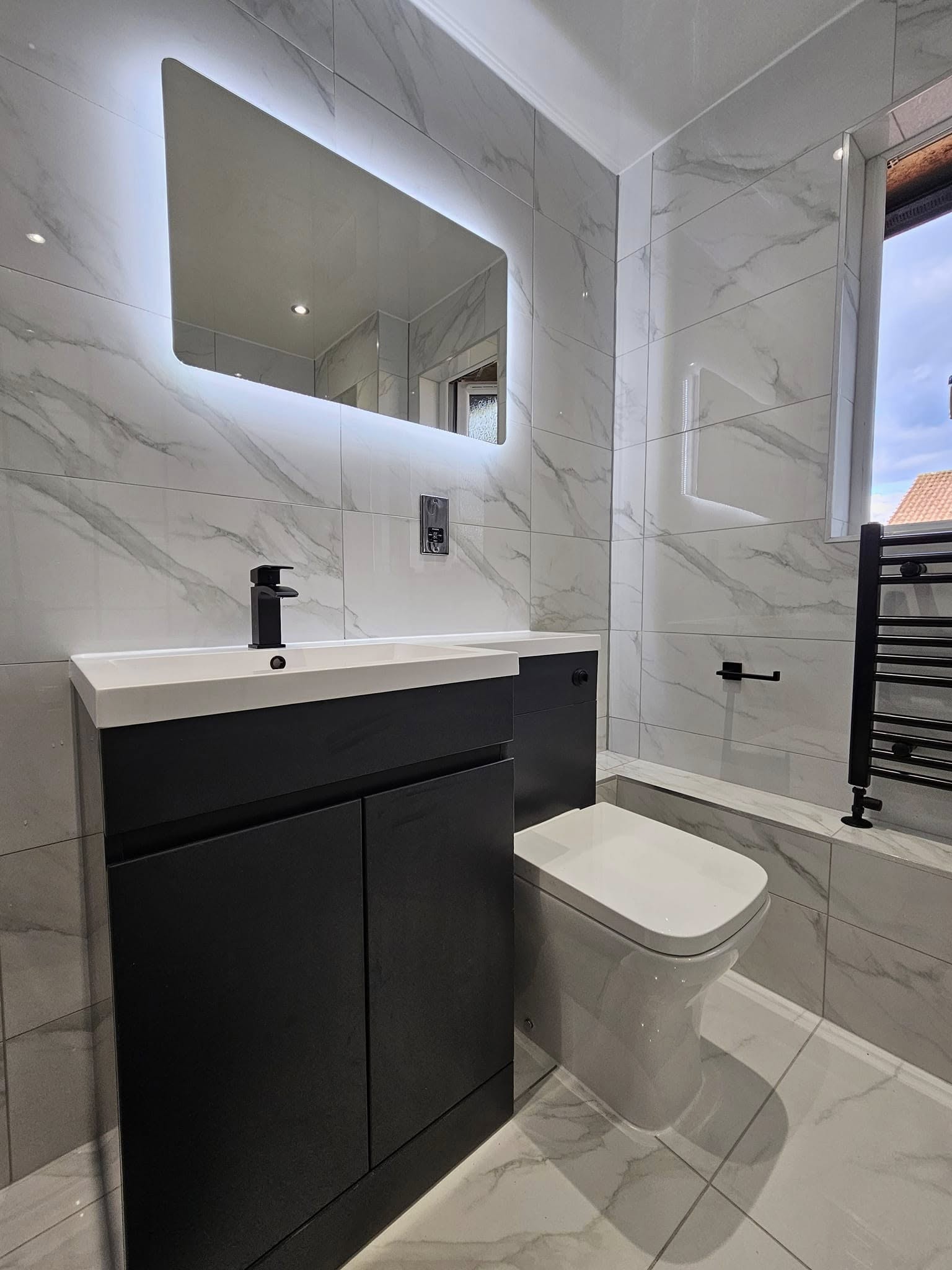 Freestanding bath with dual vanities